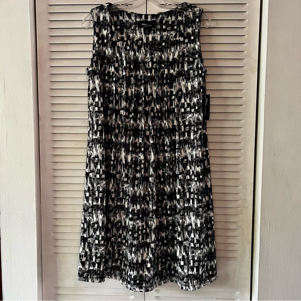 RN Studio by Ronni Nicole Sleeveless Midi Shift Dress